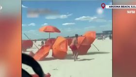 VIDEO Furtună violentă pe o plajă din New York. Mai mulți oameni răniți de rafalele puternice de vânt